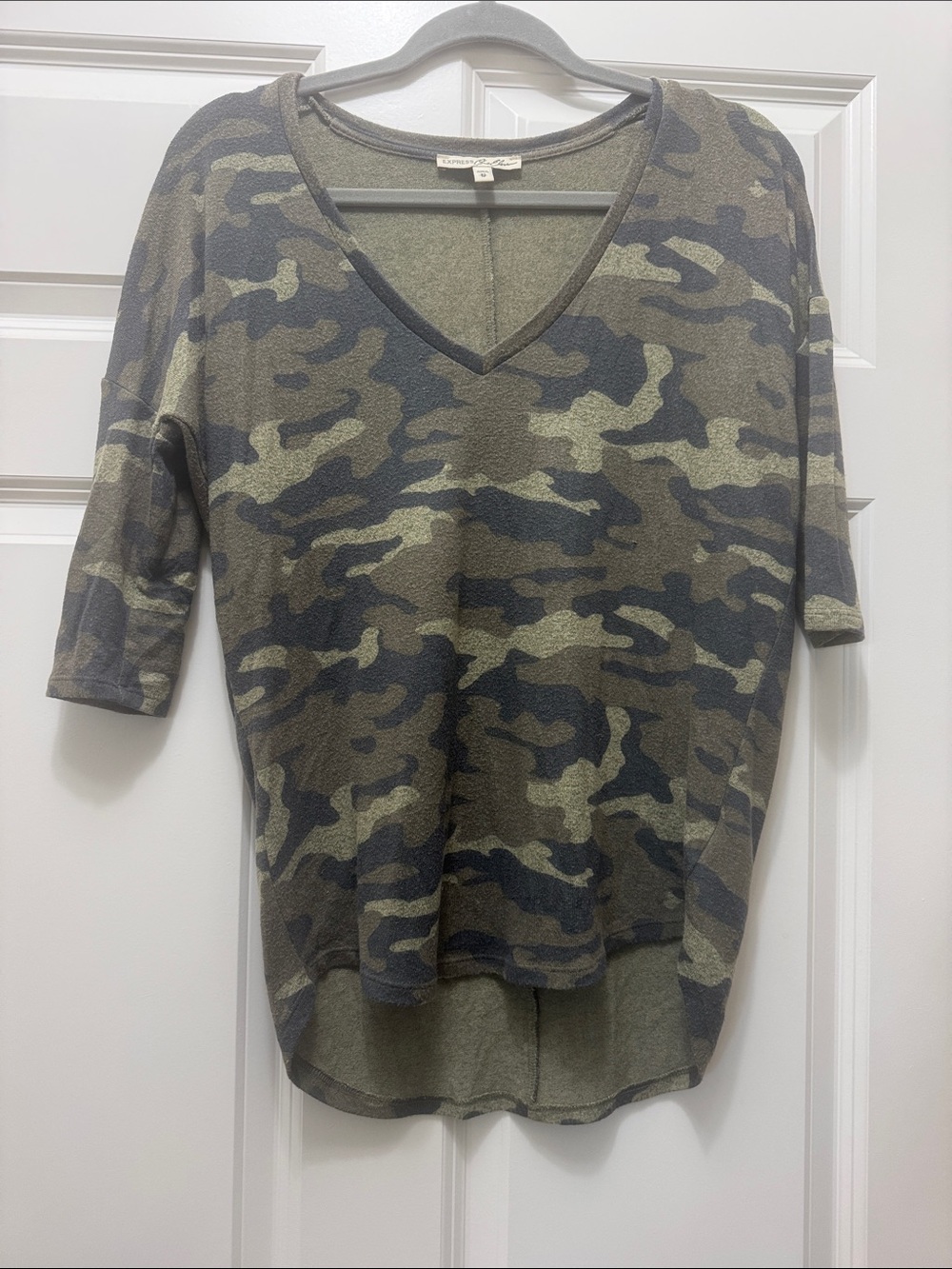 Express Women's V-Neck Short Sleeve Camo Tee - Olive/Gray